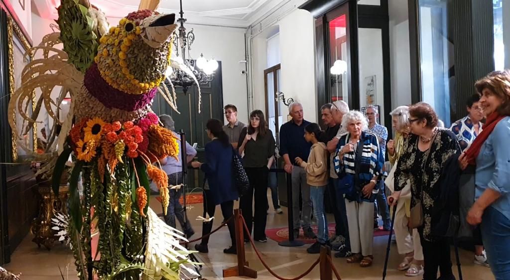 Seni budaya lipatan janur menjadi burung cenderawasih yang dipamerkan di pameran bunga Flowertime 2023 di Grand Place, Brussels, Belgia, pada 11-15 Agustus 2023 menarik perhatian pengunjung.