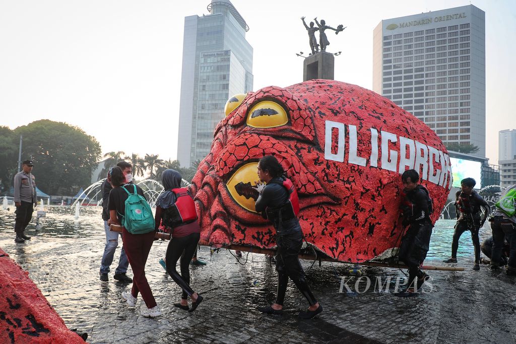 Greenpeace activists brought back the octopus statue from the HI Circle fountain in Jakarta on Friday (10/6/2023). The action called for a clean 2024 election free from oligarchy ahead of the registration of presidential and vice-presidential candidates on October 19-25, 2023. They also urged leaders to commit to serious, concrete, and ambitious actions to save the planet from the climate crisis.