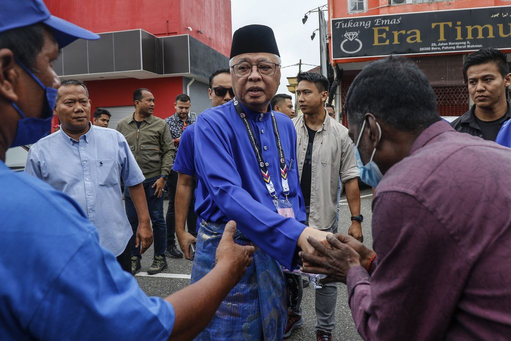 Perdana Menteri Malaysia Ismail Sabri Yaakob (tengah) berjabat tangan dengan para pendukungnya seusai menyerahkan berkas-berkas pendaftaran dirinya untuk pemilu di Bera, Malaysia, Sabtu (5/11/2022). 