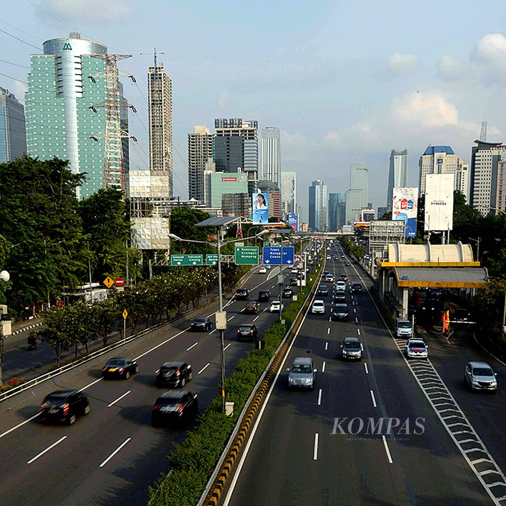 Banyaknya warga yang menghabiskan liburan panjang ke luar kota membuat jalan-jalan utama di Jakarta terlihat lengang, seperti di Jalan Gatot Subroto, Senayan, Jakarta, Jumat (14/4). Pada hari biasa hingga menjelang akhir pekan, kawasan tersebut penuh sesak oleh kendaraan bermotor.