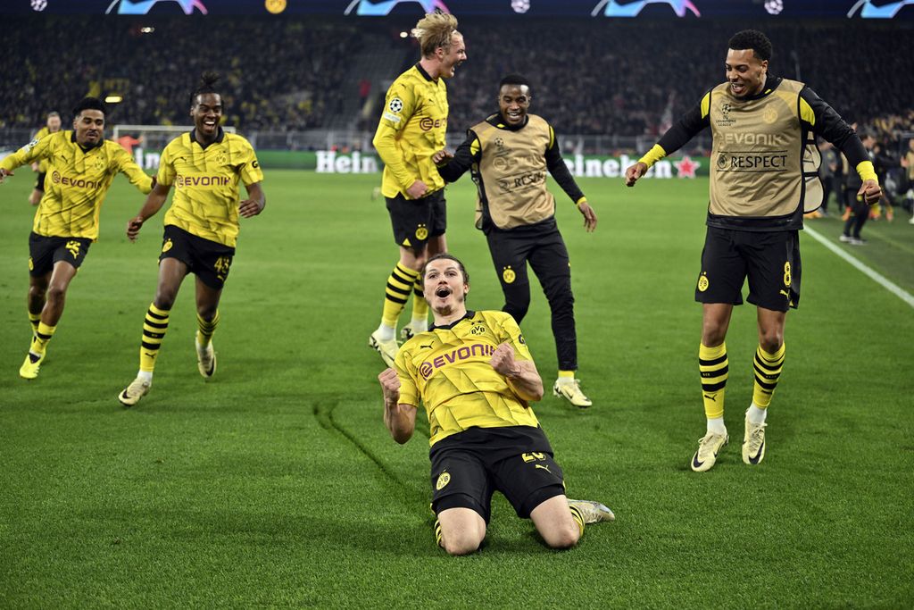 Gelandang Dortmund Marcel Sabitzer (tengah) merayakan golnya ke gawang Atletico Madrid pada laga perempat final Liga Champions, Rabu (17/4/2024) dini hari WIB. Dortmund lolos ke semifinal setelah unggul agregat, 5-4.
