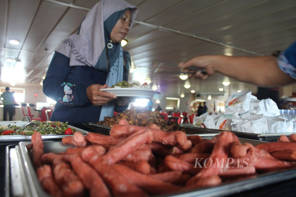 Menu makan siang di KM Kelud ketika berlayar dari Medan, Sumatera Utara, menuju Batam, Kepulauan Riau, Selasa (27/2/2024). Proses pengolahan hingga penyajian makanan di kapal itu sudah tersertifikasi.