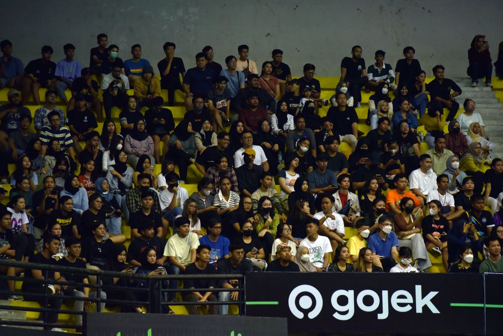 Penonton antusias menyaksikan laga Pelita Jaya Bakrie Jakarta (putih) dan Indonesia Patriots dalam laga seri keenam Liga Bola Basket Indonesia (IBL) 2023 di GOR Amongraga, Yogyakarta, Kamis (25/5/2023). 