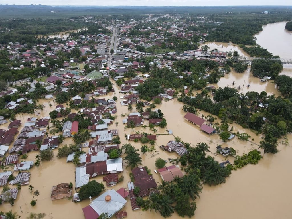 Kondisi Kota Kuala Simpang, Kabupaten Aceh Tamiang, Provinsi Aceh, Sabtu (5/11/2022), direkam dari udara. Banjir mengepung Aceh Tamiang sehingga berdampak pada terganggunya arus transportasi dan aktivitas warga.