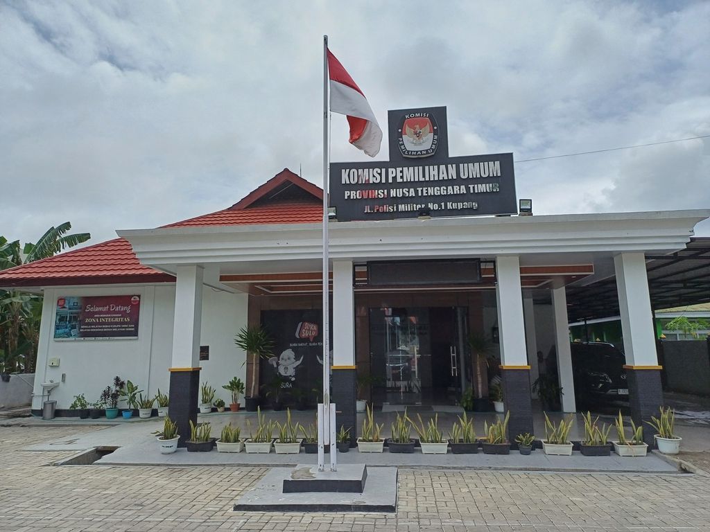 Kantor Komisi Pemilihan Umum (KPU) Provinsi NTT di Kupang, Rabu (24/1/2024). Warga NTT berharap KPU tetap netral dan tidak diintervensi siapa pun, termasuk penguasa setempat.