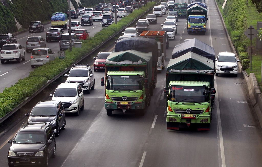 Sejumlah truk melintas di Jalan Tol TB Simatupang, Jakarta, Minggu (12/1/2020). Pada puncak Natal 22-23 Desember 2023, angkutan barang akan dibatasi, terutama di jalan tol.