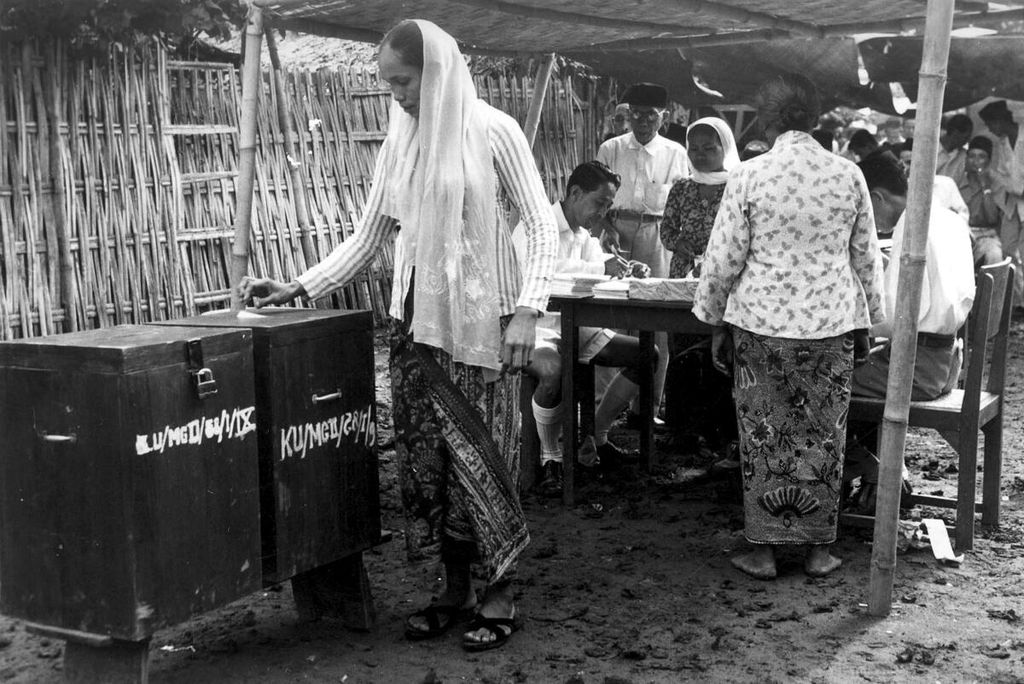 Suasana Pemilu 1955 di salah satu TPS di daerah Glodok, Jakarta Barat. 