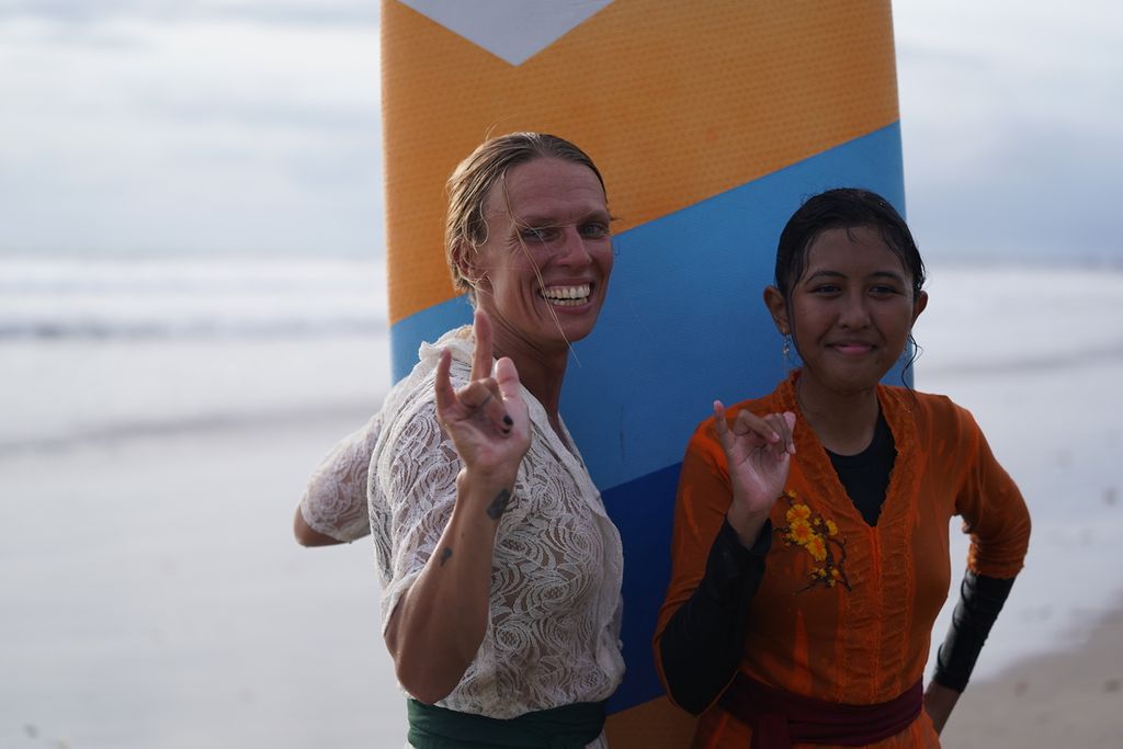 Vera Granlof (37) pelatih selancar asal Swedia sedang melatih anak-anak disabilitas di Pantai Kuta, Bali (14/04/2023)