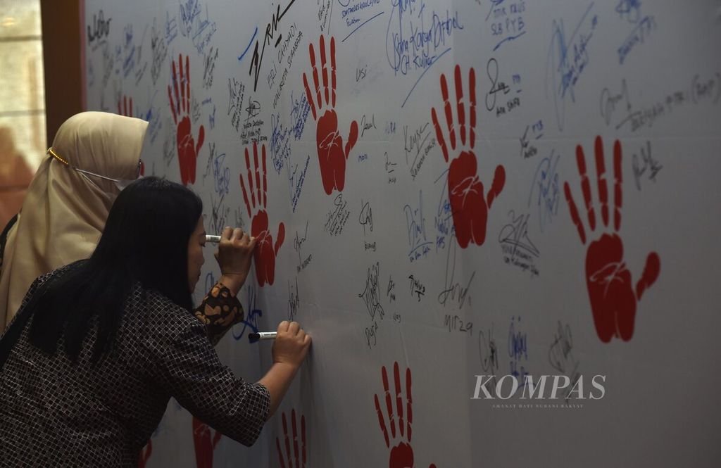 Pengunjung membubuhkan tanda tangan menandai Deklarasi Stop Kekerasan terhadap Anak Istimewa yang dilakukan saat Adifiesta Anak Istimewa di Hotel Grand Mercure Mirama, Surabaya, Kamis (20/7/2023). Kegiatan yang diselenggarakan oleh Pemkot Surabaya ini dilakukan dalam rangka Hari Anak Nasional. 
