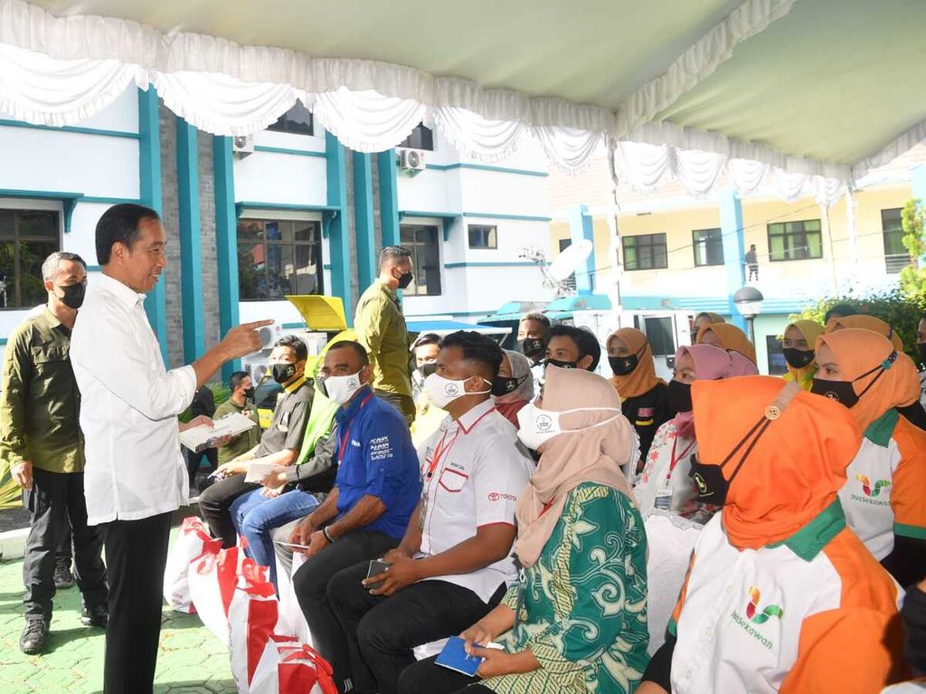 Presiden Joko Widodo memastikan penyaluran bantuan subsidi upah (BSU) di Balai Pelatihan Vokasi dan Produktivitas Kota Ternate, Maluku Utara, Rabu (28/9/2022). 