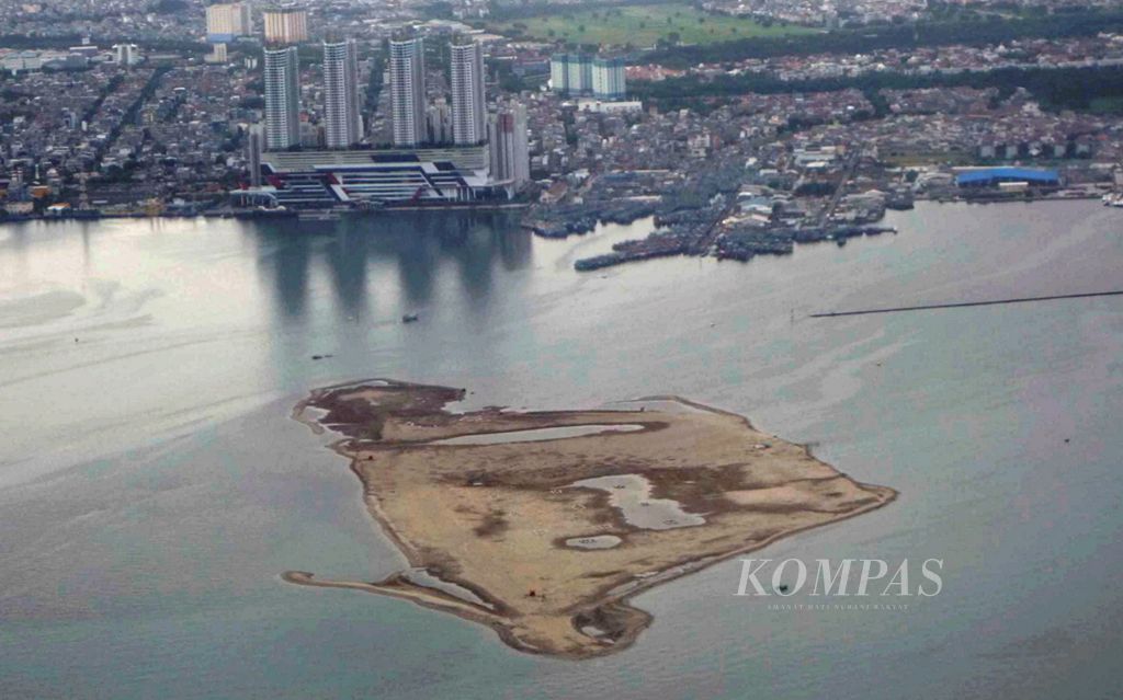 Pulau G, salah satu daratan yang muncul karena reklamasi di Teluk Jakarta, Senin (16/1/2017).