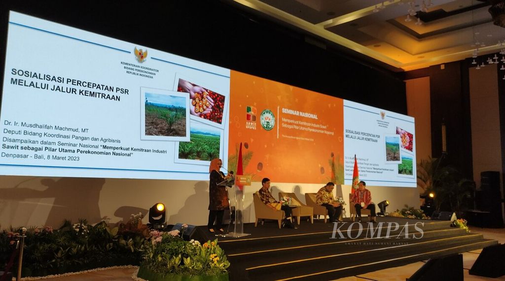 Deputi Bidang Koordinasi Pangan dan Agribisnis Kementerian Koordinasi Bidang Perekonomian Musdhalifah Machmud (berdiri, kiri) memberikan pemaparan dalam seminar serangkaian pelaksanaan Munas XI Gapki di Kuta, Badung, Bali, Rabu (8/3/2023).