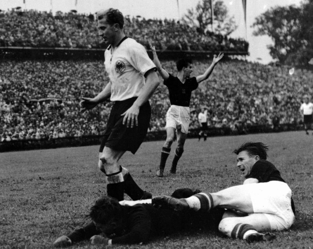 Dokumentasi 5 Juli 1954 ini memperlihatkan kapten Hongaria, Ferenc Puskas (kanan), mencetak gol yang lantas dianulir wasit saat menghadapi Jerman Barat pada final Piala Dunia Swiss 1954. Hongaria takluk, 2-3, pada final itu. 