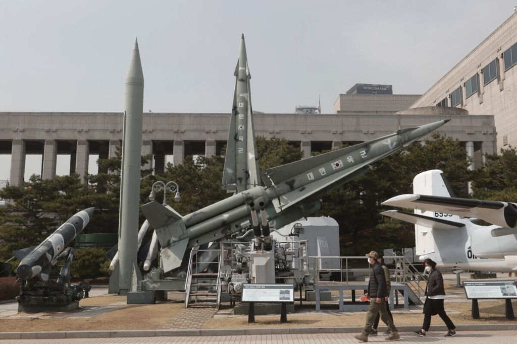 Tiruan rudal Scud-B dipajang di Seoul, Korea Selatan, pada Maret 2021