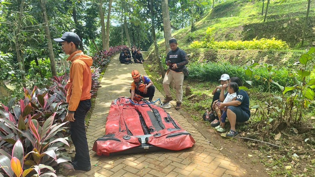 Tim SAR gabungan tengah menyiapkan perahu karet untuk mencari dua anak yang dilaporkan hilang setelah mandi di Sungai Ciliwung, Kelurahan Lenteng Agung, Kecamatan Jagakarsa, Jakarta Selatan, Senin (16/1/2023).