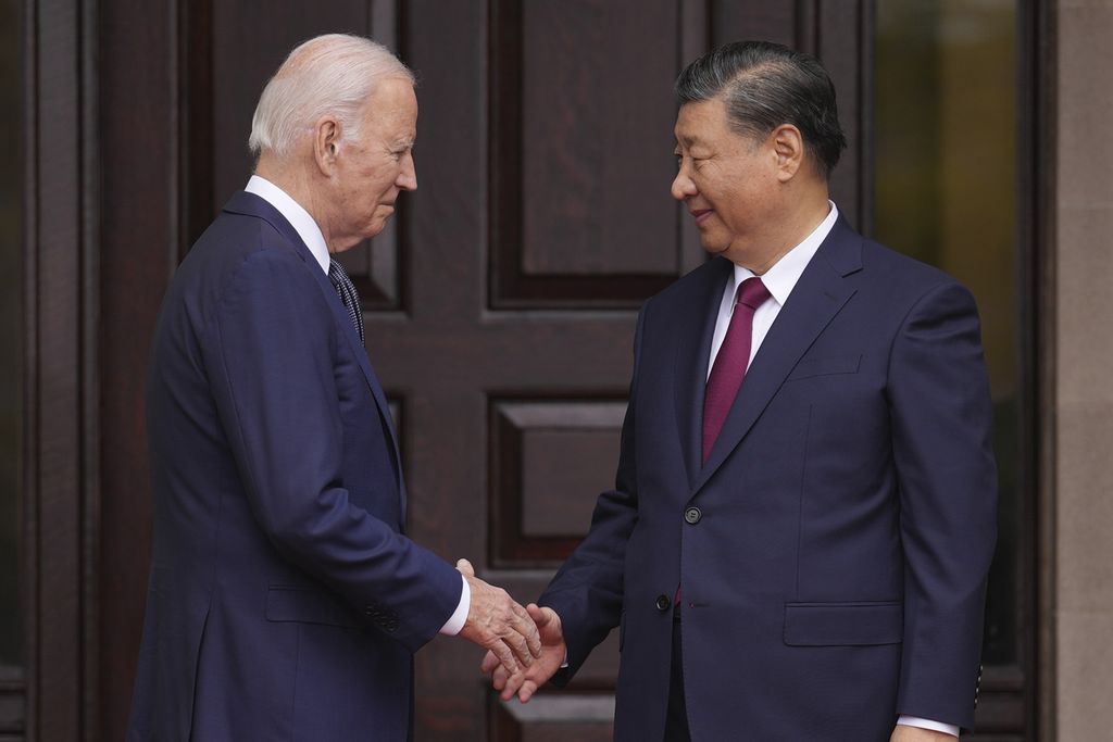 Presiden Amerika Serikat Joe Biden berjabat tangan dengan Presiden China Xi Jinping di Filoli Estate, Woodside, California, AS, Rabu (15/11/2023) waktu setempat. 