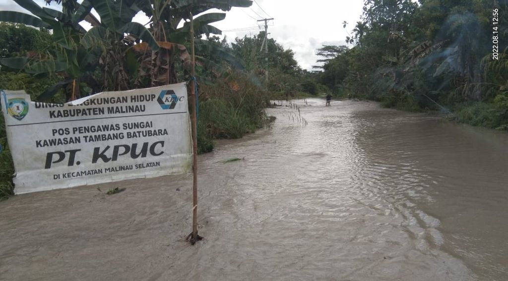 Banjir yang terjadi di Kabupaten Malinau, Kalimantan Utara, akibat jebolnya tanggul milik perusahaan batubara di sekitar Sungai Malinau pada 14 Agustus 2022.