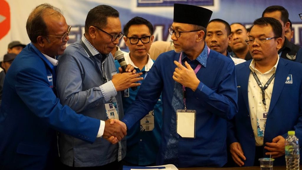 Sejumlah kader Partai Amanat Nasional (PAN) memberikan selamat ke Zulkifli Hasan setelah terpilih kembali menjadi ketua umum PAN 2020-2025, di Kendari, Sulawesi Tenggara, Selasa (11/2/2020),. 