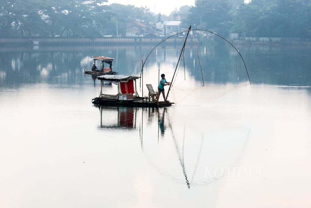 Warga mencari ikan di Situ Sasak, Bambu Apus, Tangerang Selatan, Banten, Sabtu (11/5/2024). Ikan mujair banyak ditemukan di Situ Sasak yang juga berfungsi sebagai tempat penampungan air sekaligus pengendali banjir serta cadangan sumber air bersih di kawasan Ciputat dan Pamulang. 