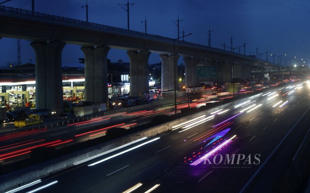 Kendaraan melintas di Jalan Tol Jakarta-Cikampek di wilayah Pondok Gede, Bekasi, Jawa Barat, Jumat (23/12/2022). 