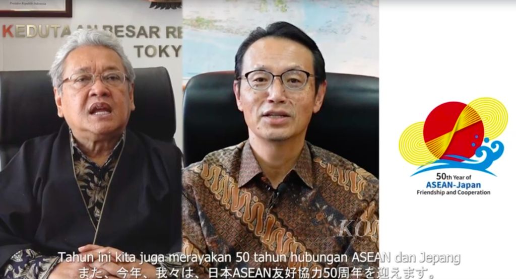 Duta Besar RI untuk Jepang di Tokyo Heri Akhmadi (kiri) dan Duta Besar Jepang untuk Indonesia di Jakarta Kenji Kanasugi dalam peluncuran virtual logo 65 tahun hubungan Indonesia-Jepang, Jumat (20/1/2023).