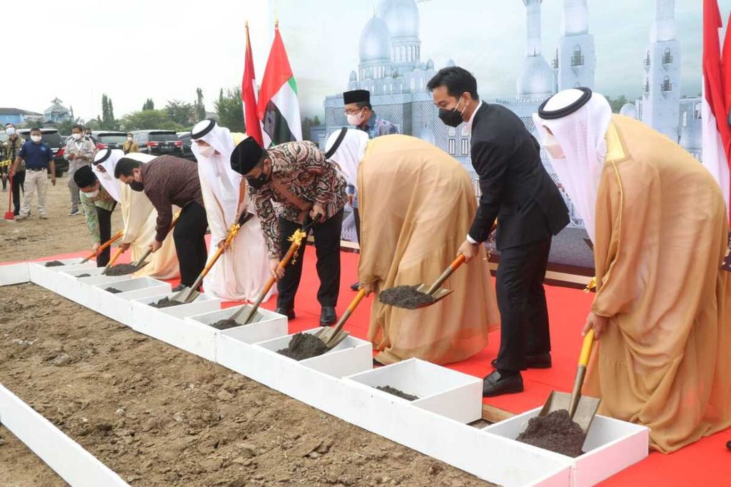 Sejumlah pejabat dari Indonesia dan Uni Emirat Arab menghadiri peletakan batu pertama Masjid Raya Sheikh Zayed di Kota Surakarta, Jawa Tengah, Sabtu (6/3/2021). Pembangunan masjid yang menjadi simbol persahabatan Indonesia dan UEA itu diperkirakan menghabiskan anggaran Rp 300 miliar. 