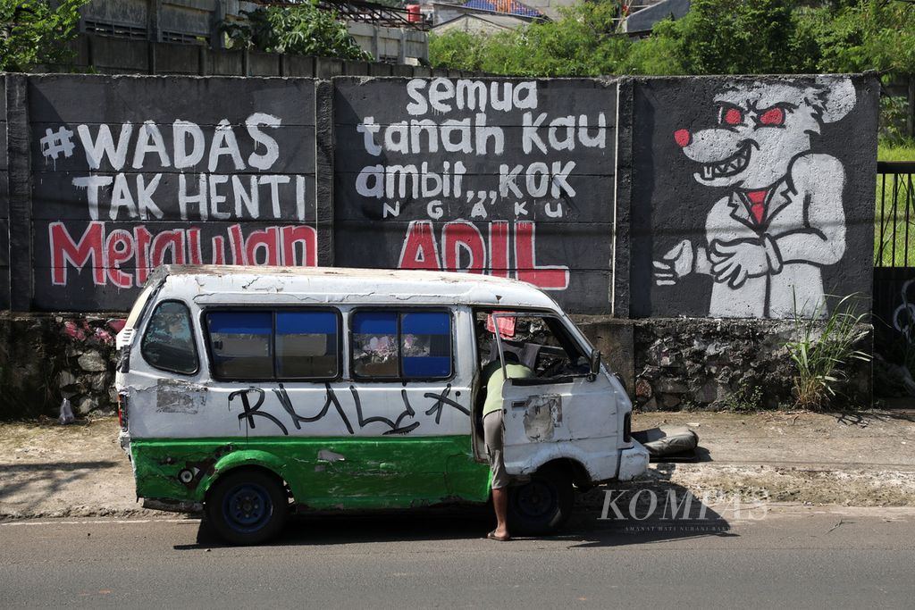 Tulisan dan mural sebagai bentuk solidaritas terhadap peristiwa yang menimpa warga di Desa Wadas, Kecamatan Bener, Kabupaten Purworejo, Jawa Tengah, menghiasi tembok di Serua Indah, Ciputat, Tangerang Selatan, Banten, Minggu (20/3/2022).