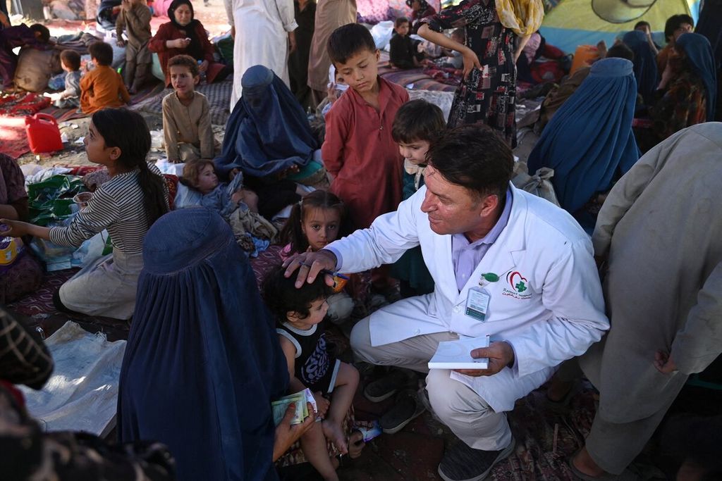 Seorang dokter memeriksa anak-anak pengungsi yang melarikan diri dari Provinsi Kunduz, Takhar, dan Baghlan karena pertempuran antara Taliban dan pasukan keamanan Afghanistan di tenda penampungan sementara di Sara-e-Shamali di Kabul, Afghanistan, Rabu (11/8/2021). 