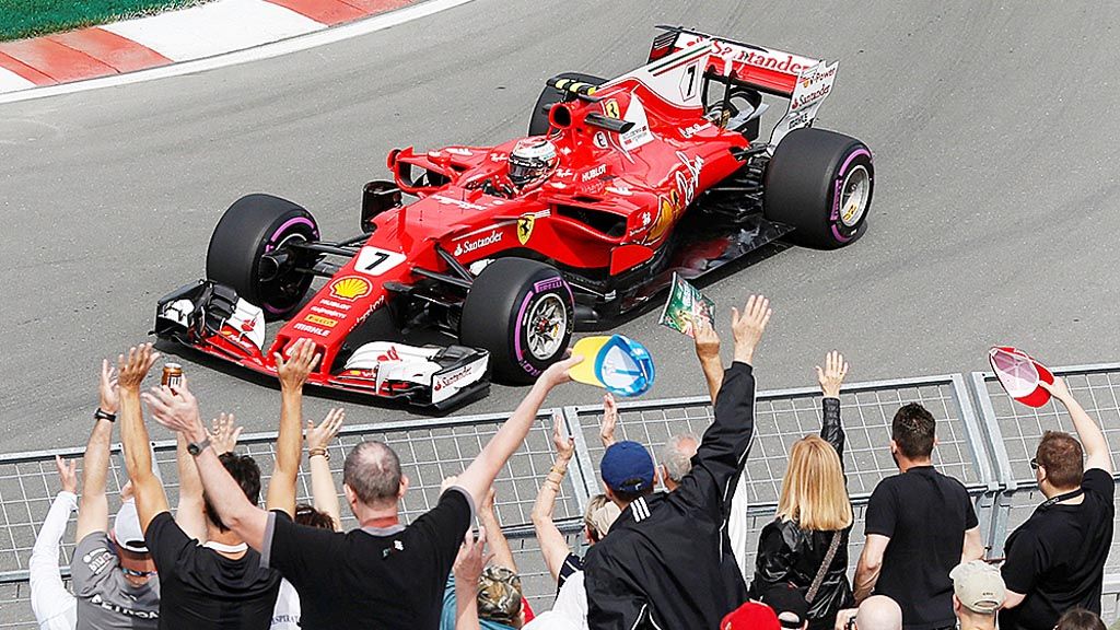 Pebalap Ferrari, Kimi Raikkonen, disambut para pendukungnya saat melintasi tikungan Sirkuit  Gilles Villeneuve, Montreal, Quebec, Kanada, pada sesi latihan pertama, Jumat (9/6). Mobil  Ferrari yang sangat cepat diunggulkan menang saat balapan Formula 1 di  Kanada, Senin (12/6) dini hari WIB.