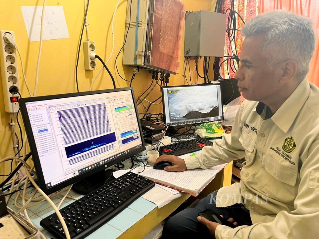 The Head of the Emergency Response Team for Gunung Ruang, Kristianto from the Geological Agency, checked the seismograph equipment at the Monitoring Post of Gunung Ruang in Tagulandang, Sitaro Regency, North Sulawesi, on Thursday (9/5/2024).