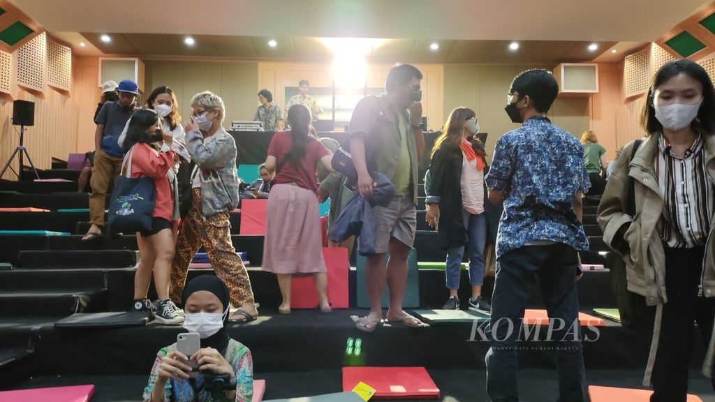 Penonton bubar seusai menonton film di gedung bekas Bioskop Permata, Yogyakarta, Kamis (17/11/2022).