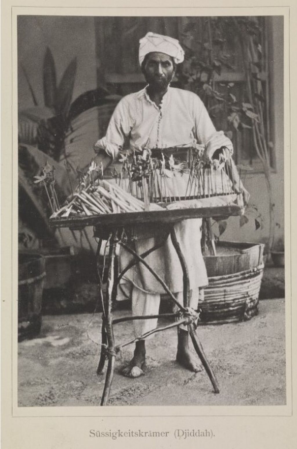 Seorang pria penjual gula-gula dan siwak di Jeddah pada akhir abad ke-19 karya Snouck Hurgronje (sumber: Bilder-Atlas zu Mekka, 1888).