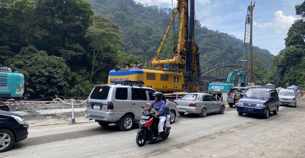 Suasana lalu lintas di Jalan Padang-Bukittinggi via Lembah Anai, Kabupaten Tanah Datar, Sumatera Barat, yang kembali dibuka, Minggu (21/7/2024). 