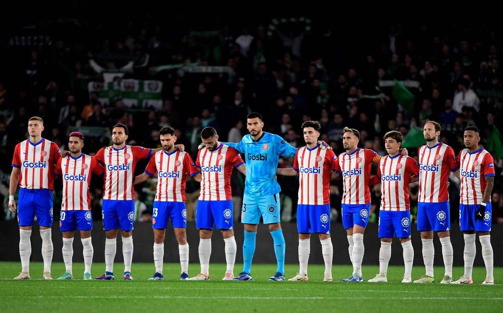 Para pemain Girona mengheningkan cipta untuk mengenang jurnalis olahraga dan penulis Spanyol, Antonio Burgos, sebelum pertandingan Liga Spanyol antara Real Betis dan Girona di Stadion Benito Villamarin, Seville, Jumat (22/12/2023) dini hari WIB.