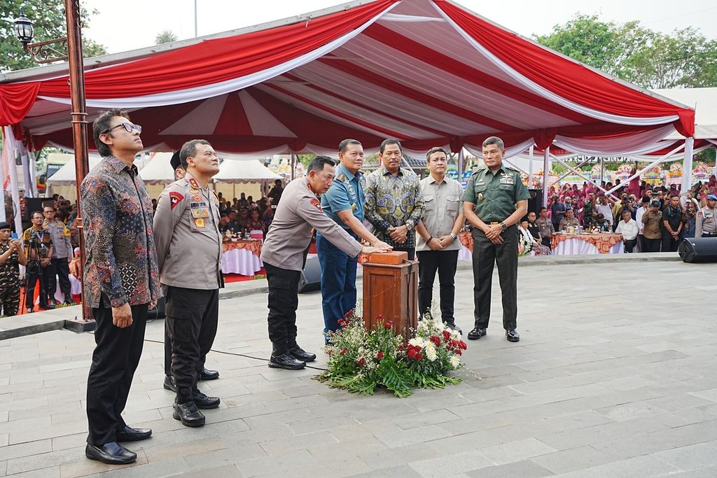 Kepala Kepolisian Negara Republik Indonesia Jenderal (Pol) Listyo Sigit Prabowo meresmikan Monumen Jenderal Polisi Hoegeng Iman Santoso di Pekalongan, Jawa Tengah, Sabtu (11/11/2023). 