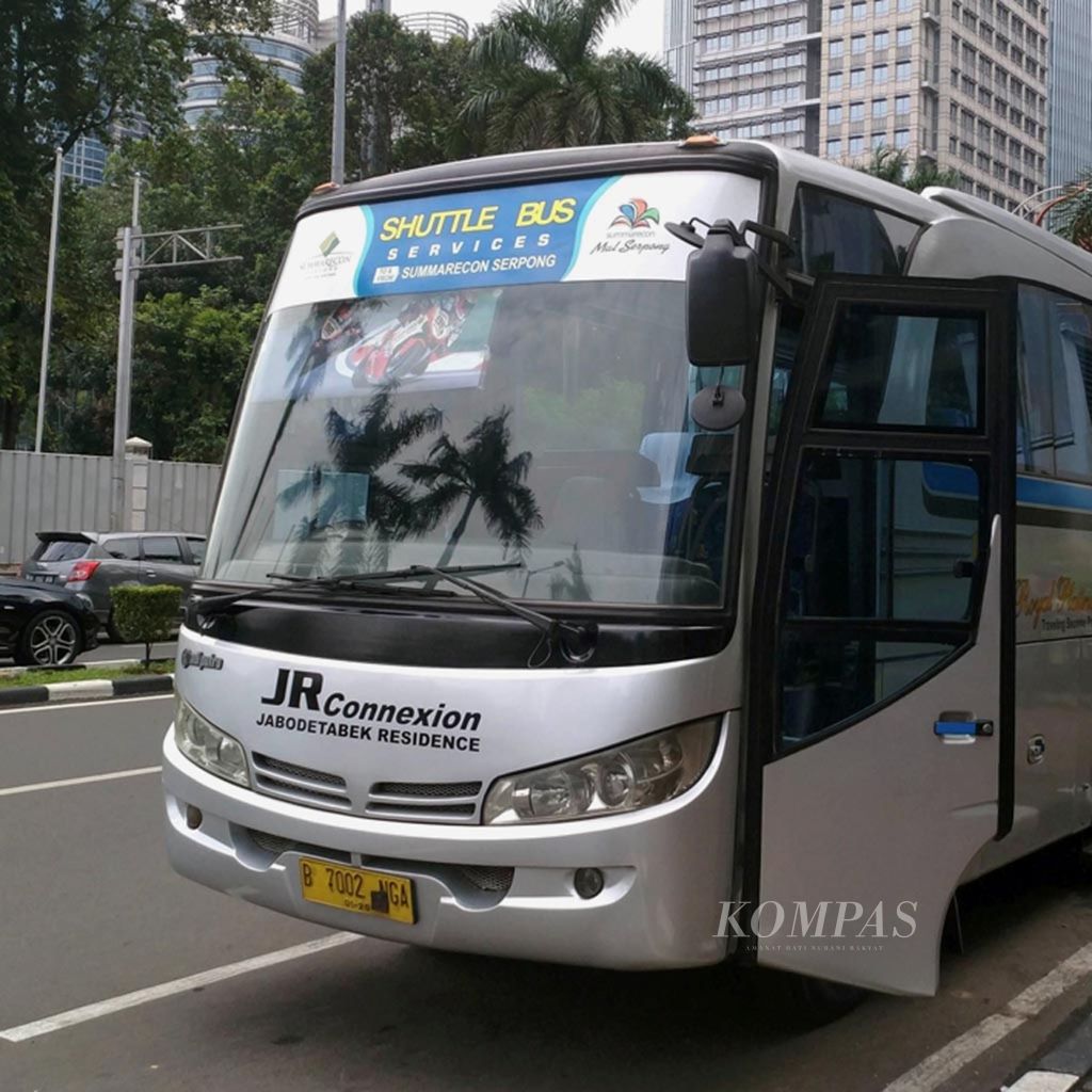 Bus JR Connexion (Jabodetabek Residence) trayek Summarecon Mall Serpong-fX Sudirman sedang menunggu jam keberangkatan selanjutnya di Halte fX Sudirman, Rabu (24/1/2024) pagi.