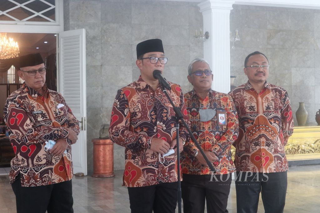Gubernur Jawa Barat Ridwan Kamil (kedua dari kiri) menyampaikan keterangannya dalam Peringatan Hari Keluarga Nasional dan Hari Anak Nasional tingkat Jawa Barat di Pandapa Pratama, Kabupaten Kuningan, Kamis (28/7/2022). Kasus tengkes di Indonesia ditargetkan turun dari 24,4 persen pada 2021 menjadi 14 persen pada 2024.