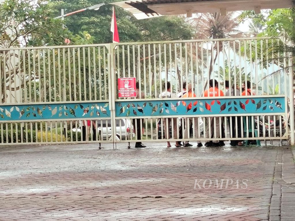 Sejumlah polisi berseragam tim Indonesia Automatic Finger System (INAFIS) berwarna oranye tampak berada di depan gerbang perumahan Cempaka Residence di Kecamatan Mertoyudan. Kabupaten Magelang, Jawa Tengah, Senin (15/8/2022).