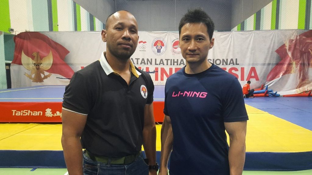 Lettu Mar Mukhlis (kiri) bersama Liu Zhen asal China yang melatih tim nasional wushu sanda Indonesia di GBK Arena, Jakarta, Jumat (6/1/2023). Mereka optimistis timnya dapat meraih setidaknya satu medali emas dalam SEA Games pada 5-17 Mei 2023 di Kamboja.