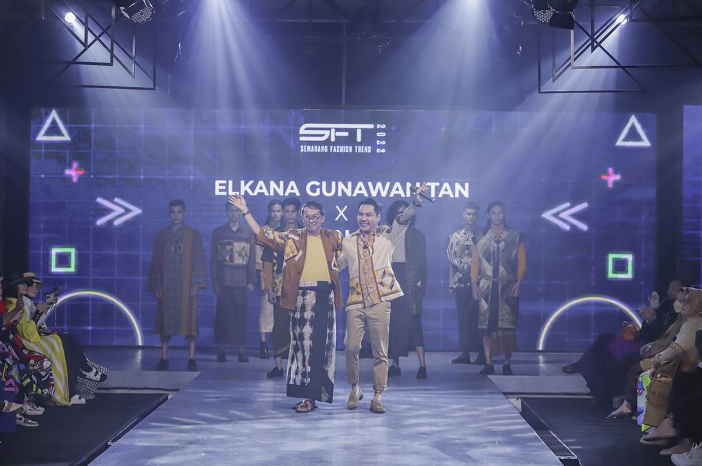 Desainer Elkana Gunawan Tan menampilkan karyanya dengan menggunakan wastra Nusantara dan kain perca di ajang Semarang Fashion Trend 2022, yang berlangsung pada 4-6 Agustus 2022. 