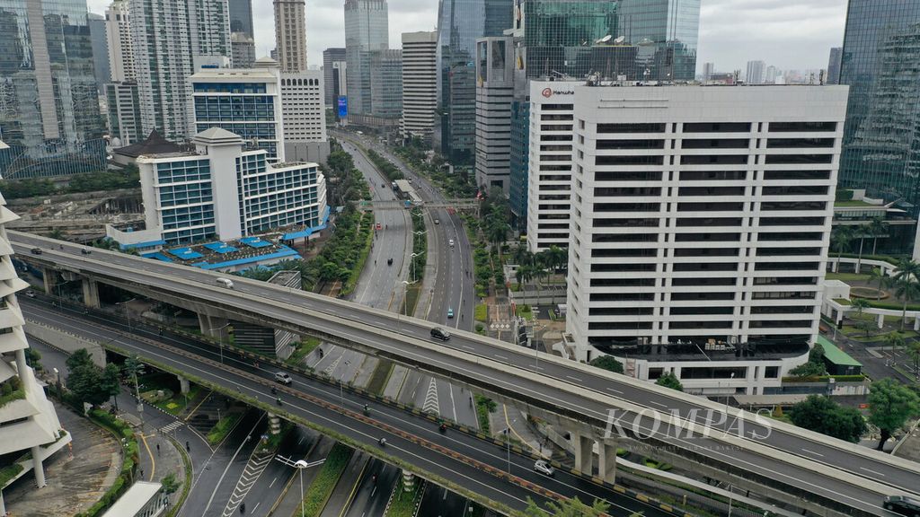 Foto udara kawasan bisnis dan perkantoran di Jalan Sudirman, Jakarta Selatan, Minggu (7/2/2021).