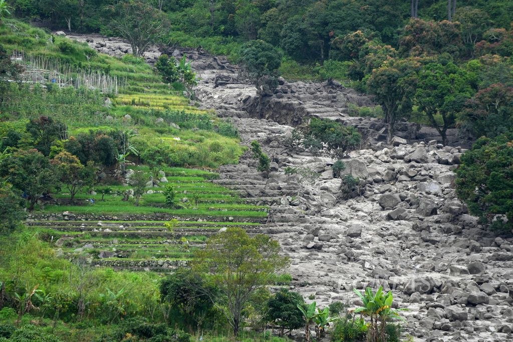 Areal pertanian yang terdampak banjir bandang di Desa Simangulampe, Kecamatan Baktiraja, Kabupaten Humbang Hasundutan, Sumatera Utara, Kamis (7/12/2023). 