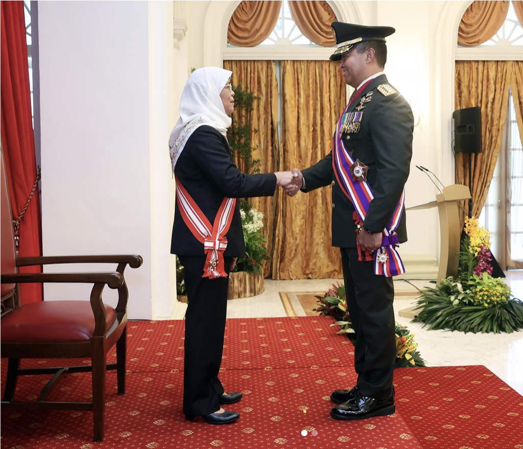 Presiden Singapura Halimah Yacob memberikan penghargaan Darjah Utama Bakti Cemerlang (Tentera) pada Jenderal (Purn) Andika Perkasa di Istana Singapura, Rabu (10/5/2023).
