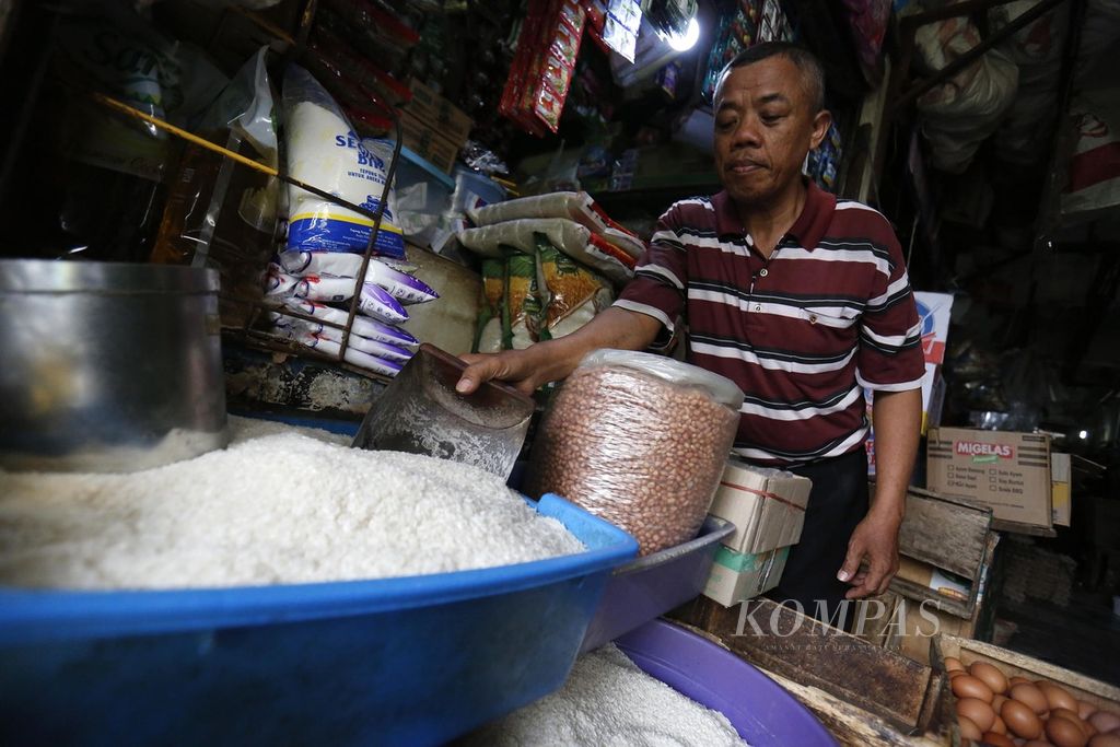 Wariyanto yang sudah sejak tahun 1997 berjualan bahan pangan di Pasar Mede, Cilandak, Jakarta, sedang menunggu pembeli, Senin (14/8/2023). 