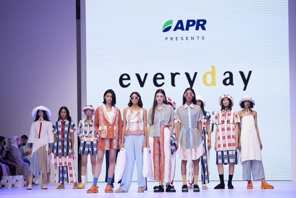 Koleksi Everyday dengan dukungan Asia Pacific Rayon (APR) saat ditampilkan di Jakarta Fashion Week, Minggu (30/10/2022).