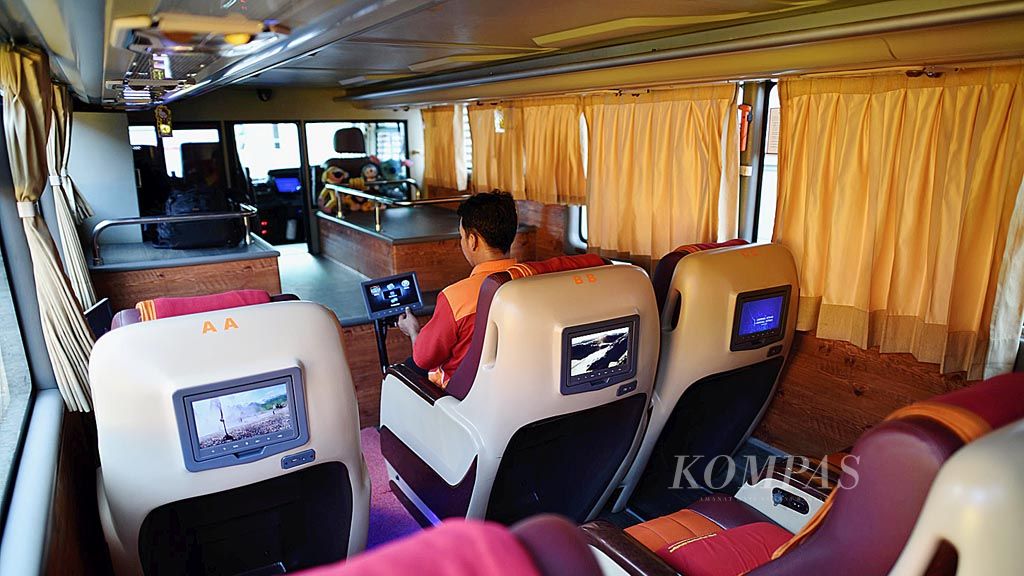 Suasana  bagian dalam bus tingkat (double decker) jurusan Jakarta-Wonogiri milik PO Putera Mulya saat menunggu pemberangkatan di Terminal Pulo Gebang, Jakarta Timur, Senin (12/6). Bus mewah ini mempunyai fasilitas setara dengan fasilitas pesawat terbang.