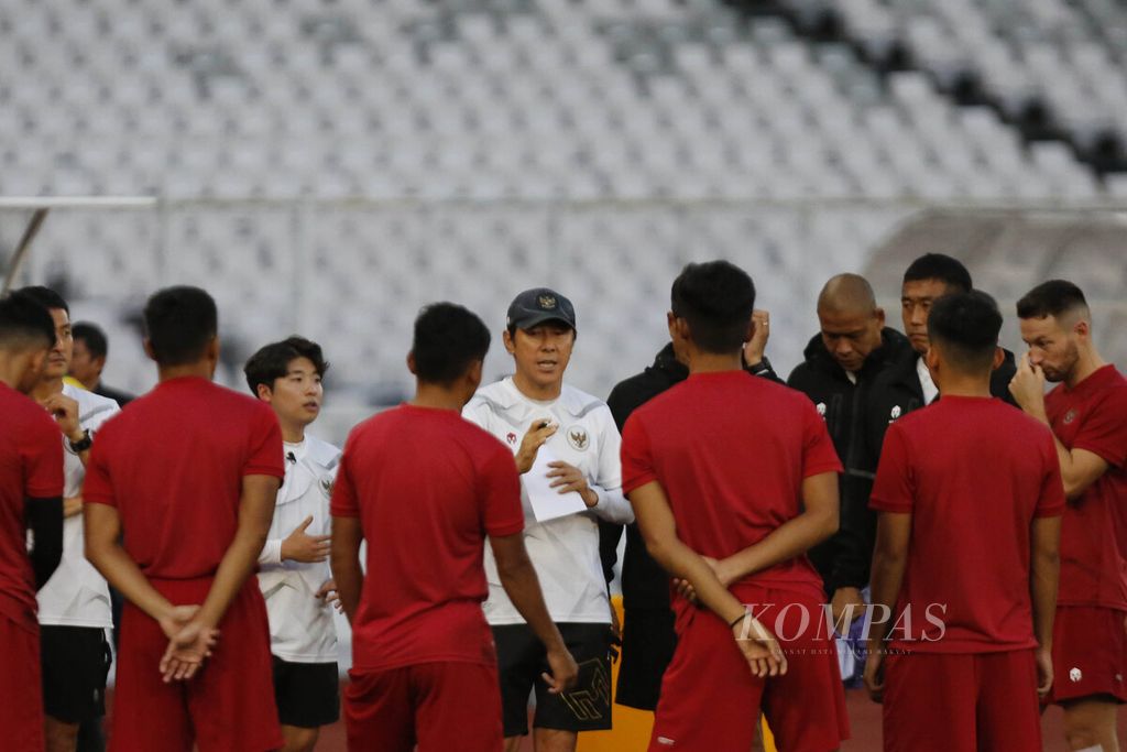 Pelatih tim nasional Indonesia Shin Tae-yong (tengah) memberi intruksi kepada pemainnya saat sesi latihan di Stadion Utama Gelora Bung Karno, Senayan, Jakarta, Kamis (5/1/2023). Timnas Indonesia akan melawan Vietnam dalam babak semifinal Piala AFF leg 1. 