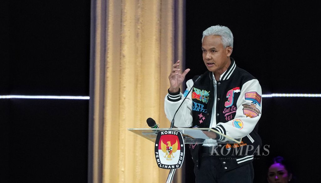 The expression of presidential candidate Ganjar Pranowo on the stage of the 5th round of the Presidential Debate for the 2024 Election at the Jakarta Convention Center, Jakarta, on Sunday (4/2/2024).