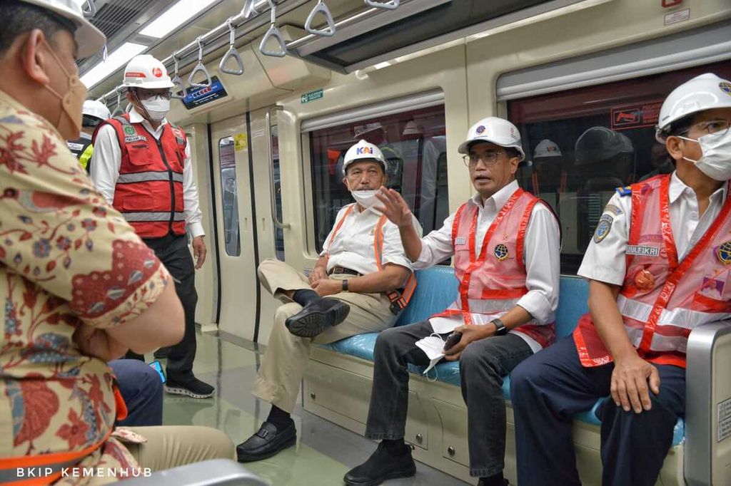 Menteri Perhubungan Budi Karya Sumadi (kedua dari kanan) memberikan penjelasan selama dalam perjalanan dengan menggunakan LRT Jabodebek, 