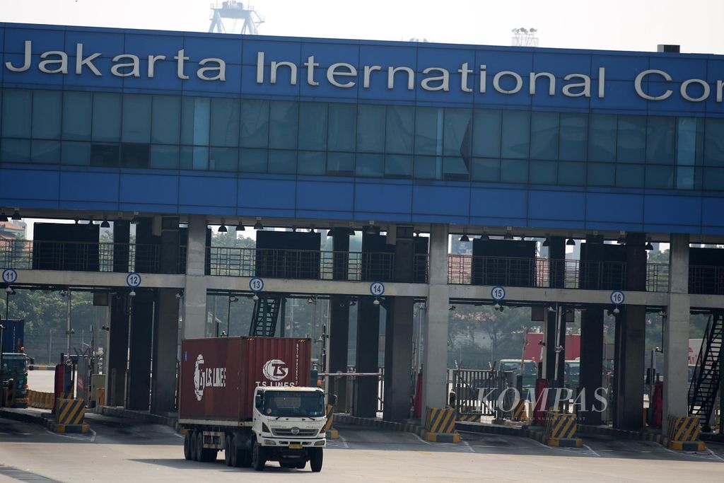 Truk mengangkut kontainer keluar dari Terminal Peti Kemas di Pelabuhan Tanjung Priok, Jakarta Utara, Minggu (19/5/2024).